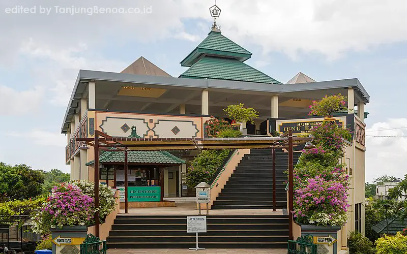 Masjid Agung Ibnu Batutah di Puja Mandala